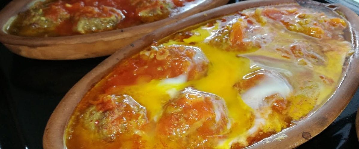 Güveçte Soslu Köfte