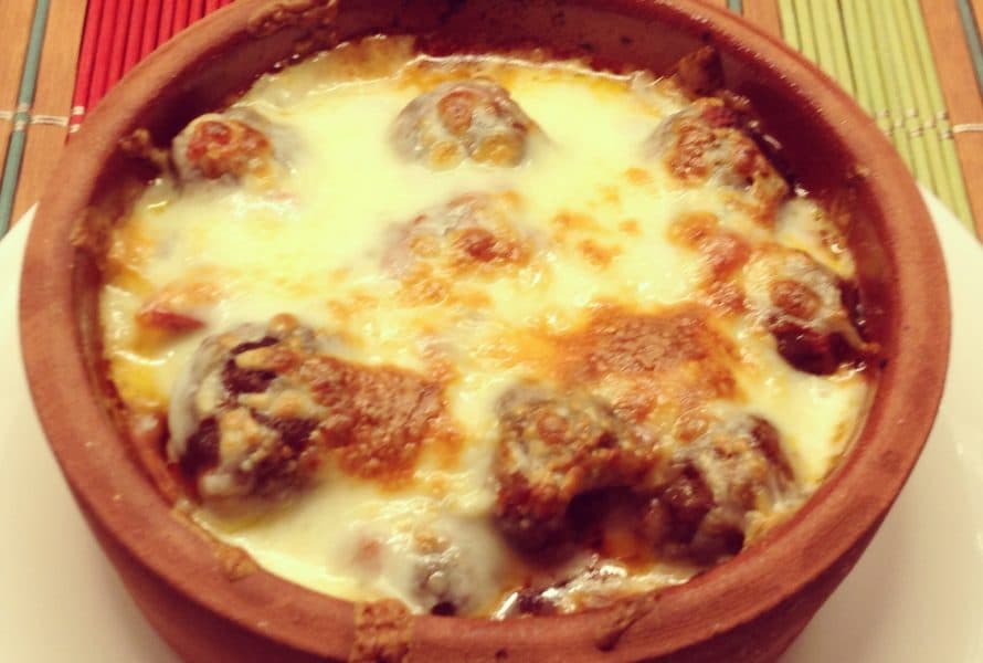 Güveçte Soslu Köfte