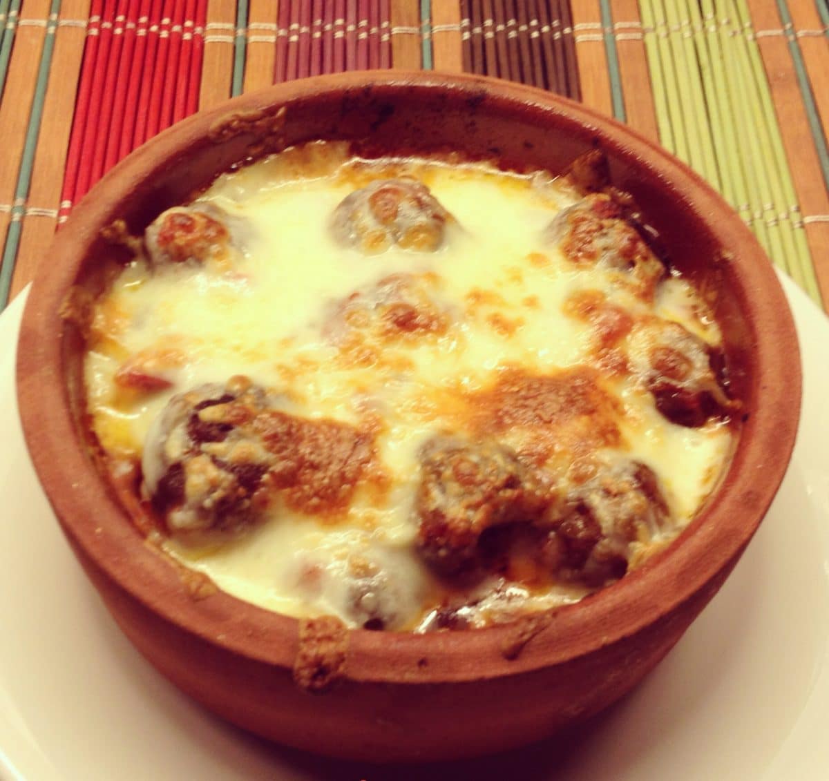 Güveçte Domates Soslu Köfte Tarifi Güveçte Domates Soslu Köfte Tarifi